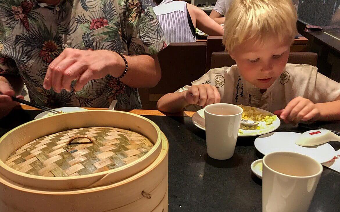 Sebastian og Peter spiser dim sum på Din Tai Fung - Singapore