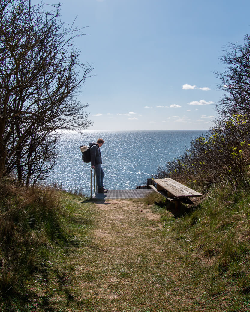 Peter står og venter på at vi andre kommer – ved nedgangen til stranden