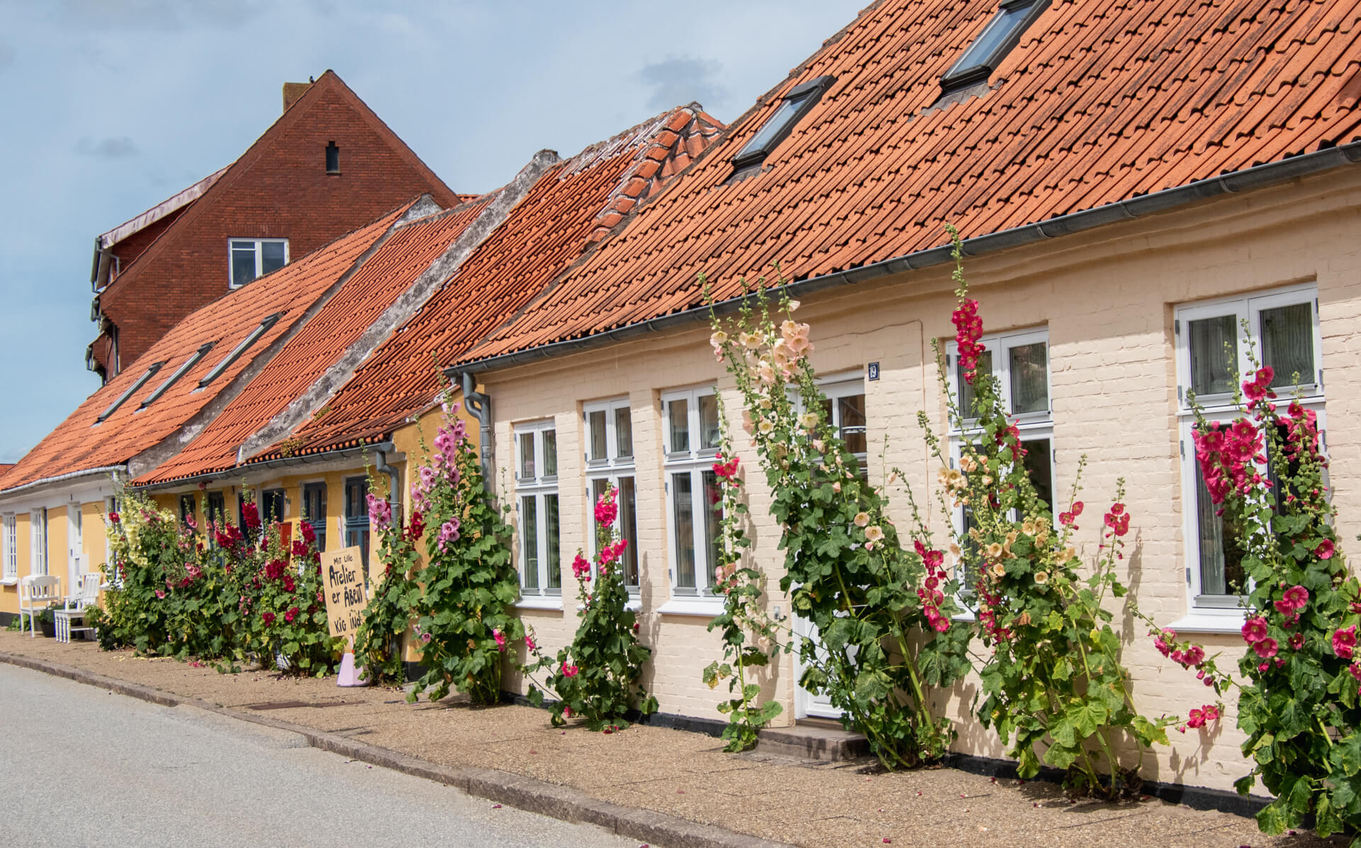 Sommer i Sæby med dens smukke huse
