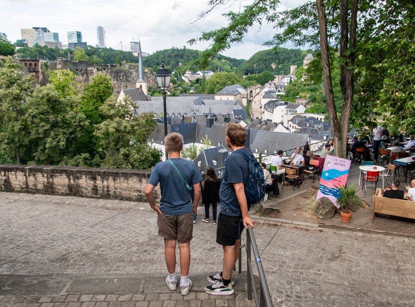 Peter og Sebastian ved Chemin de la Corniche, Luxembourg