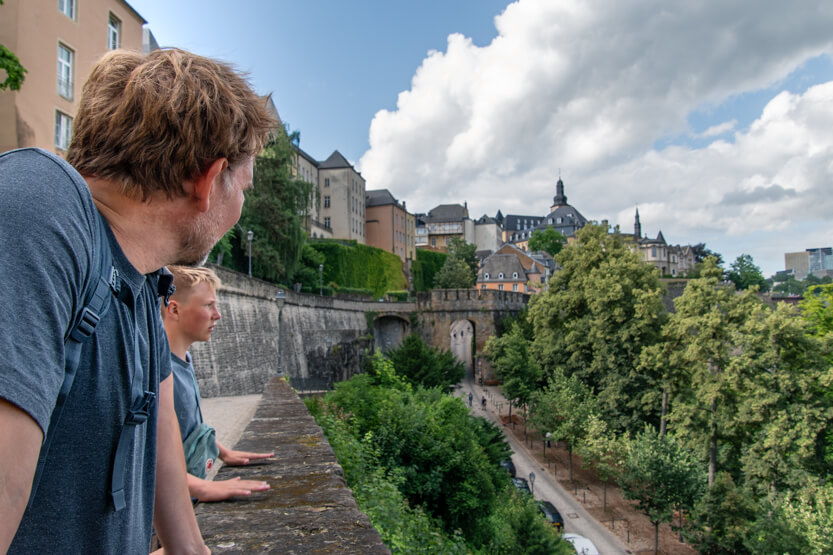 Peter og Sebastian ved Chemin de la Corniche, Luxembourg