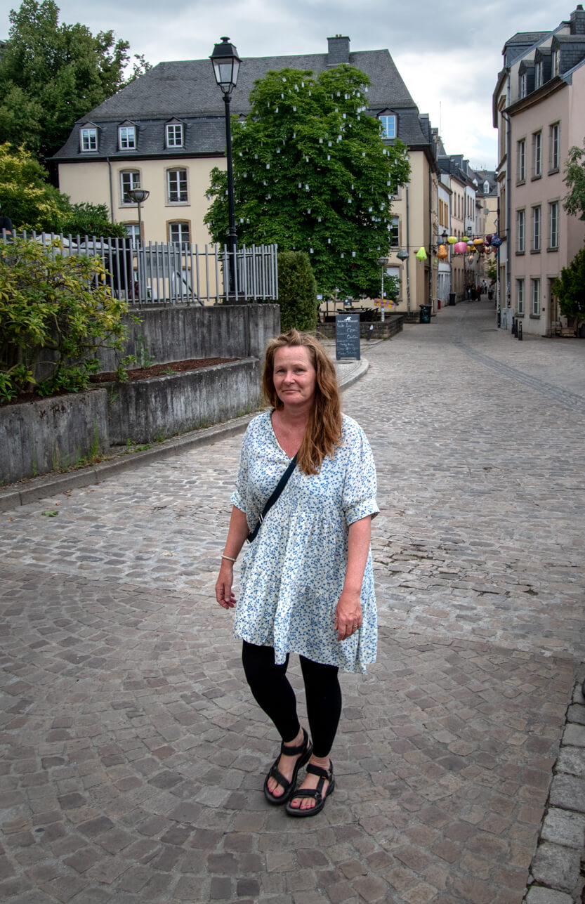 Lise i Luxembourg, i baggrunden træet Wunschbaum og Rue du St. Esprit 