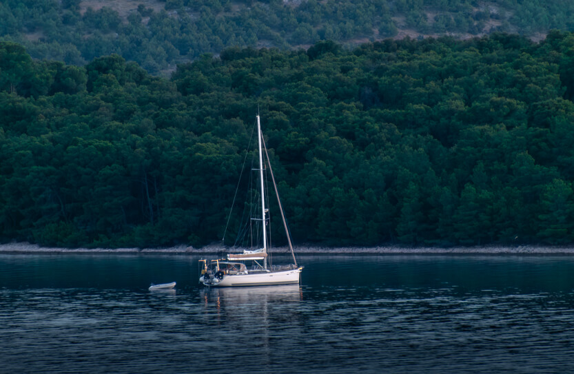 Der ligger mange både langs kysten. Kroatien, Dalmatien