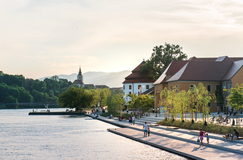 Promenaden langs Drava floden, Maribor, Slovenien